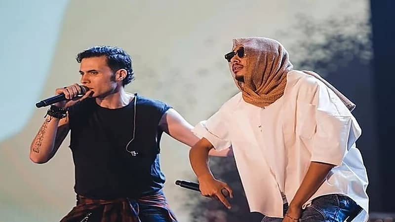 مغني راب مصري شهير يثير الجدل بظهوره بالحجاب في حفل موسيقي.. فيديو