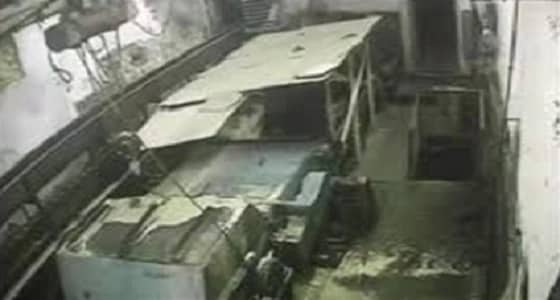 بالفيديو.. لحظة ابتلاع ماكينة فرم لعامل وتمزقه داخلها