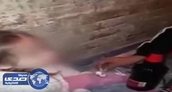 بالفيديو.. القبض علي والدان يجبران طفلتهما على شرب الخمر والسجائر