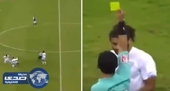 فيديو.. كارت أصفر للاعب بعد عرقلته حكم مباراة الهلال والباطن