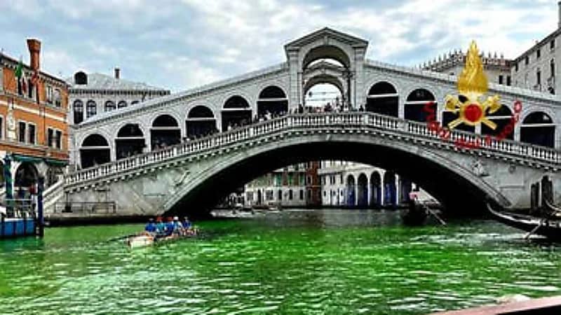 حل لغز تحول مياه البندقية الشهيرة للأخضر..فيديو