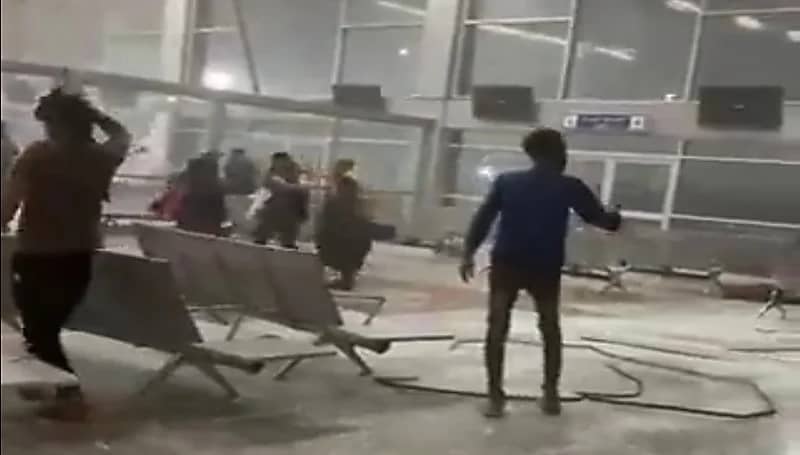 رياح وأمطار غزيرة تتسبب في تحطم مطار عدن الدولي.. فيديو