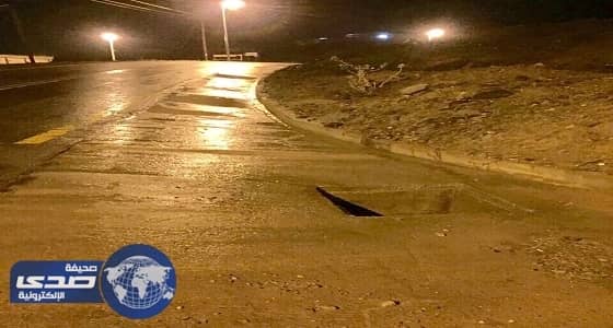 حفرة كبيره بقرى نصبه تهدد المركبات والعابرين
