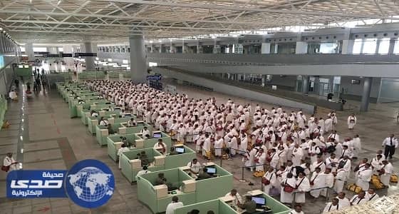 توزيع المياه المبردة مجاناً لضيوف الرحمن المغادرين