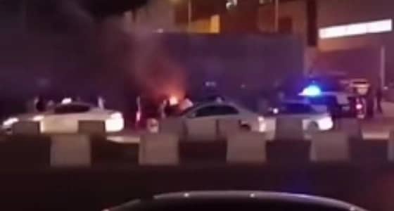 بالفيديو.. الدوريات الأمنية تسيطر على حريق في مركبة بحي الملقا