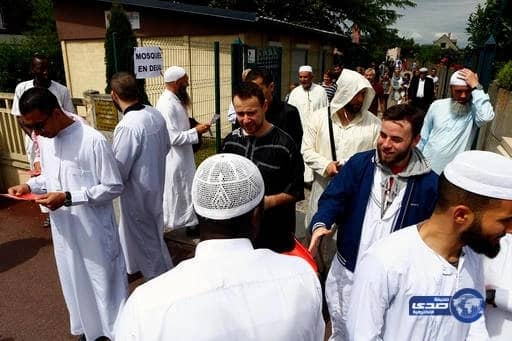 مسيحيون يشاركون المسلمين صلاة الجمعة في مسجد بفرنسا