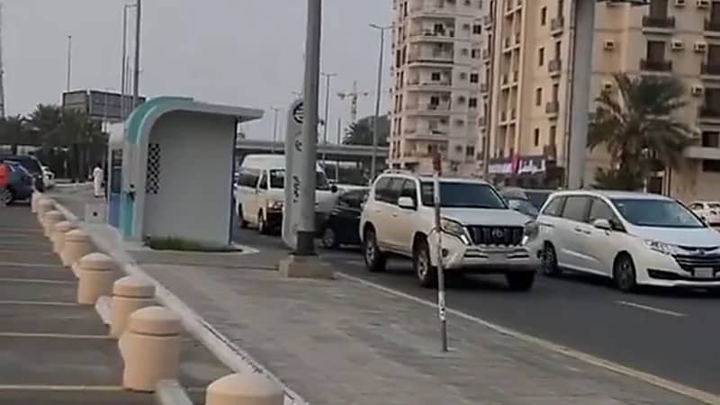 فتاة تتسبب في ازدحام مروري بسبب حيرتها .. فيديو