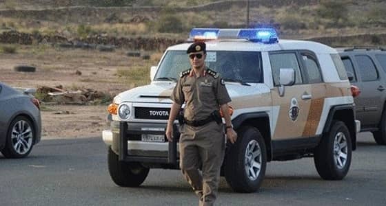العثور على رشاش بصحبة سائق صدم سيارة شرطة في عسير