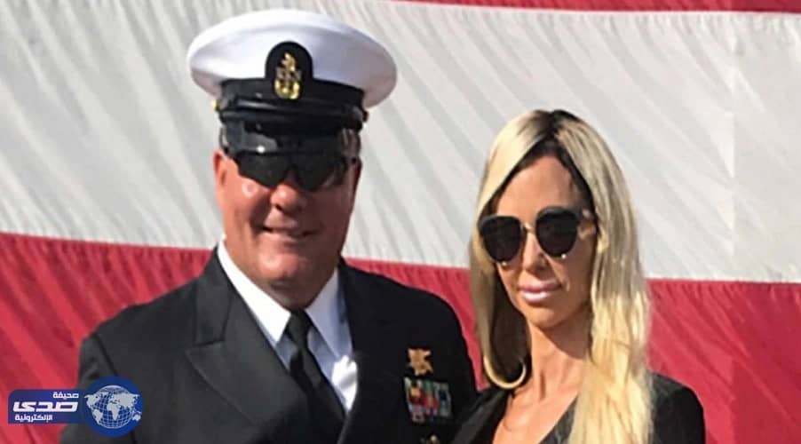 ضابط بحرية أمريكي يشارك زوجته التمثيل في أفلام إباحية