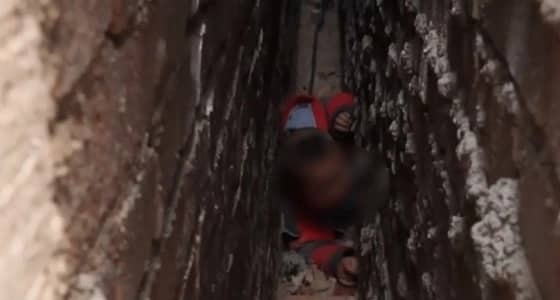 بالفيديو.. رجال الإنقاذ تخلص طفل علق بين بنايتين