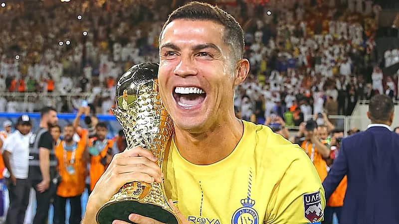 رونالدو يحتفل بتتويج النصر : فخور بمساعدة الفريق ودعم جمهورنا كان رائع