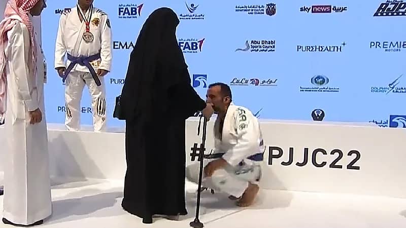 شاهد.. البطل "آل مخلص" يتقلد ذهبية الجوجيتسو من والدته في أبو ظبي