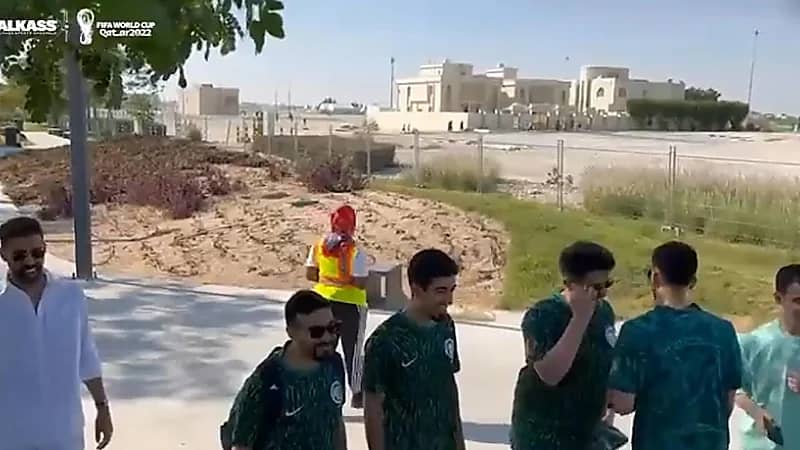 بالفيديو.. توافد جماهير الأخضر لمحيط ملعب المدينة التعليمية استعدادًا لمواجهة المنتخب أمام بولندا