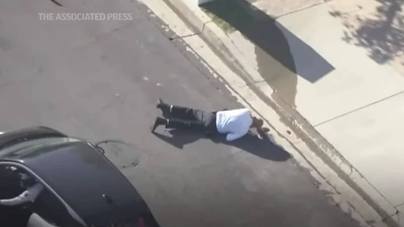 سرب من النحل يهاجم شرطياً ويرديه أرضاً.. فيديو