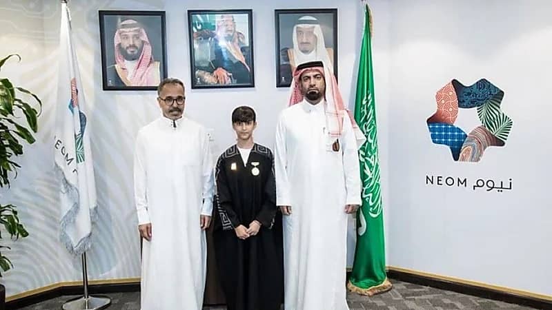 الطالبة اعتزاز النفيعي تحصل على منحة دراسية من نيوم