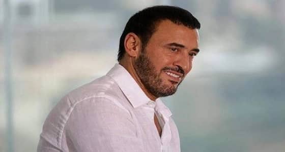 كاظم الساهر يخفي وشم  " مدرسة الحب "