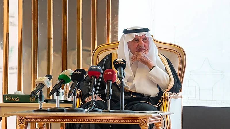 أمير مكة يتفاعل مع "الشاب مهند" في "حفل جائزة مكة للتميز