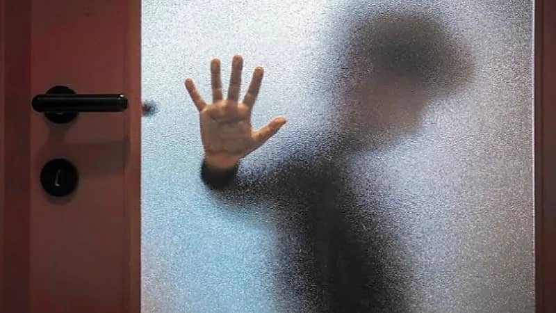 محاولة انتحار طفل بسبب استغلاله في أعمال غير أخلاقية