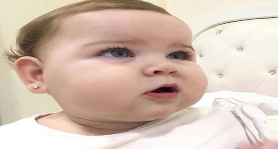 بالصور.. طفلة تخطف الأنظار بوجنتيها