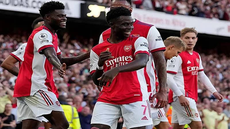 أرسنال يواصل انتصاراته ويسحق شباك توتنهام بثلاثية