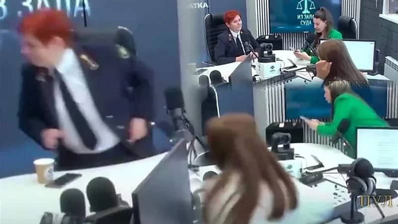 لحظة مرعبة داخل استوديو إذاعي في كامتشاتكا خلال الزلزال .. فيديو