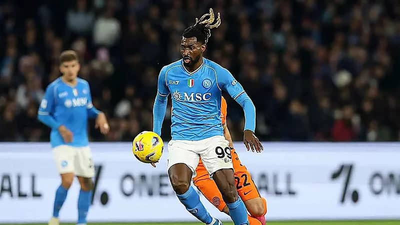 القادسية يفاوض نجم نابولي