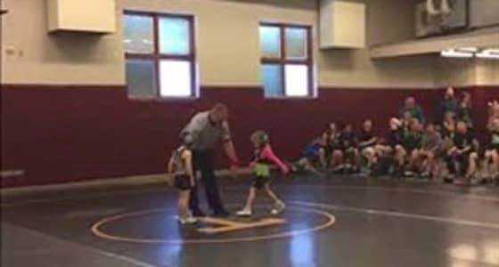 بالفيديو.. رد فعل صادم لطفل صغير ظن شقيقته في خطر