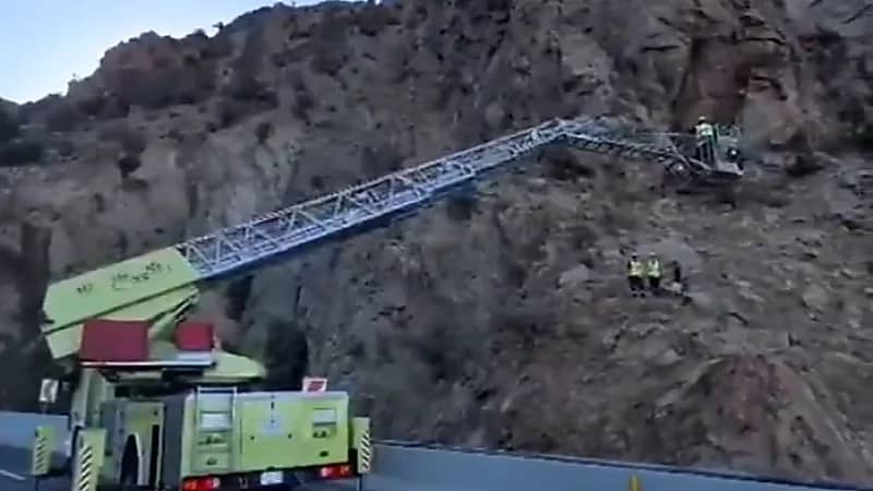 إنقاذ 4 أشخاص احتجزوا في مرتفع جبلي بحي الهدا في الطائف