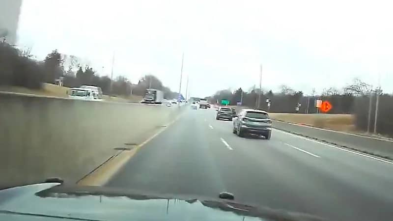 مطاردة امرأة بعد سرقتها لـ حليب أطفال من متجر.. فيديو