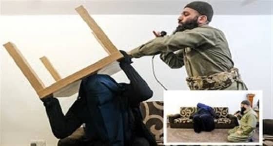 فيديو مخيف لإمام مسجد يطرد جن من جسد سيدة منتقبة