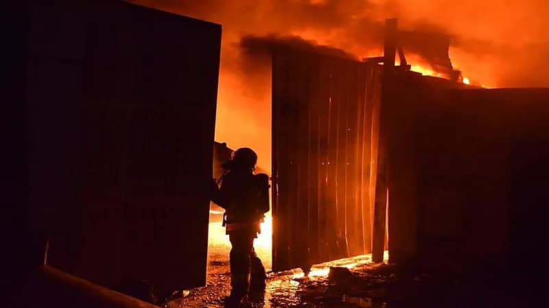 بالصور.. إندلاع حريق في موقع للأخشاب بجدة