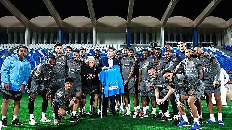 أسطورة الهلال السابق أشرف قاسم يزور مقر الهلال .. صور وفيديو