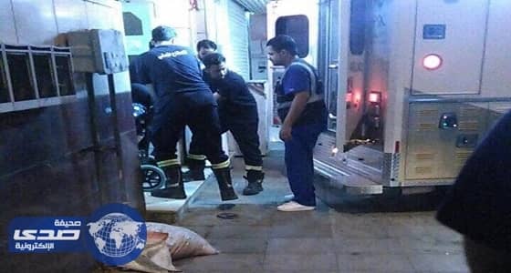 بالصور.. " صحة الطائف " تنقل سيدة تزن 400 كيلو إلي المستشفى