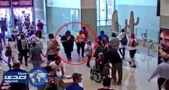 بالصور.. رجل يتجول بالأسلحة داخل مركز مؤتمرات ولاية أريزونا الأمريكية