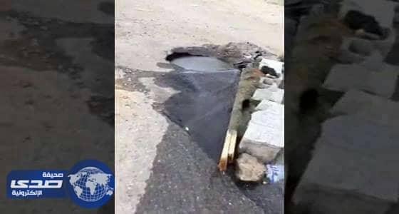⁠⁠⁠⁠⁠بالفيديو.. مواطن يطالب بوقف هدر المياه المحلاة بعد ان ملأت الطرق