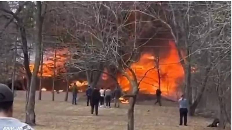 تحطم طائرة صغيرة بعد اصطدامها بمنزل ومصرع شخص واحد.. فيديو