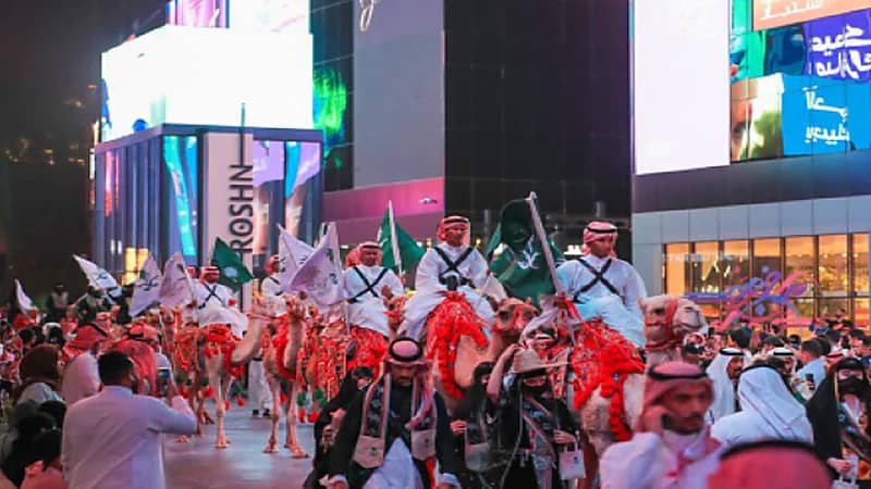 صور..زوار البوليفارد يتفاعلون مع فعاليات نادي الإبل