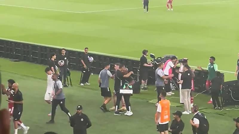 فيغا يودع جماهير الأهلي .. فيديو