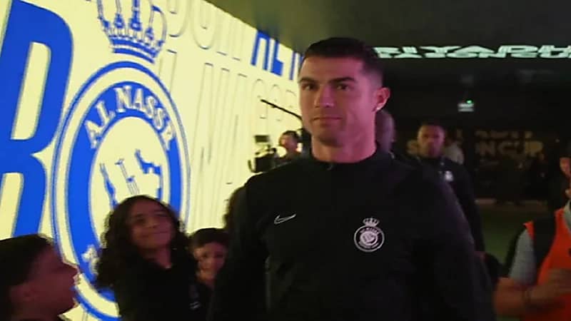 رونالدو يتجاهل مصافحة الأطفال كما فعل ميسي .. فيديو