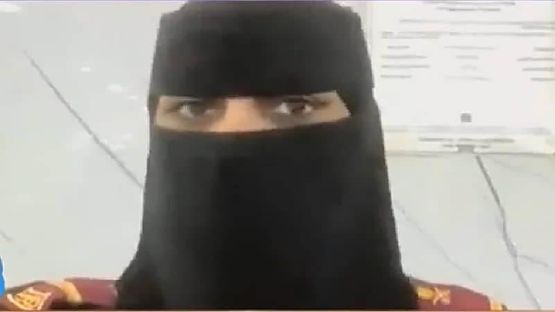 غطته بعبائتها.. بالفيديو: حارسة تكشف تفاصيل مساعدتها لشاب من ذوي الاحتياجات