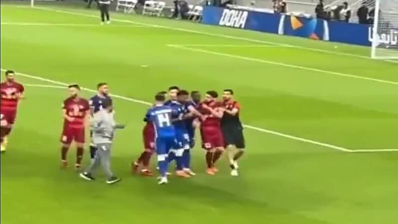 شاهد.. ذكاء البليهي يُفسد مخطط لاعبي فولاذ في استفزازه لإقصائه عن نصف النهائي