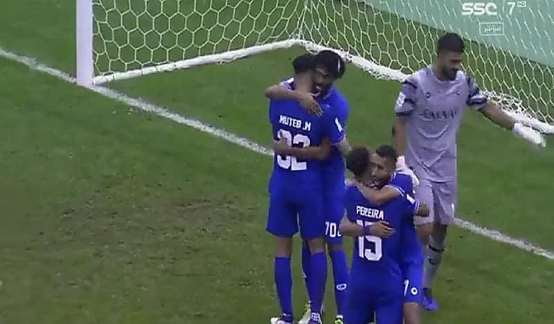 لحظات الفرح والحزن.. لقطات مثيرة بعد إعلان الهلال بطلا لآسيا "فيديو"