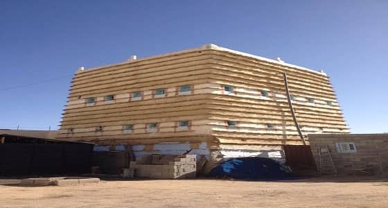 بالصور.. مواطن يحافظ على تراثه ويرمم " بيت الطين "