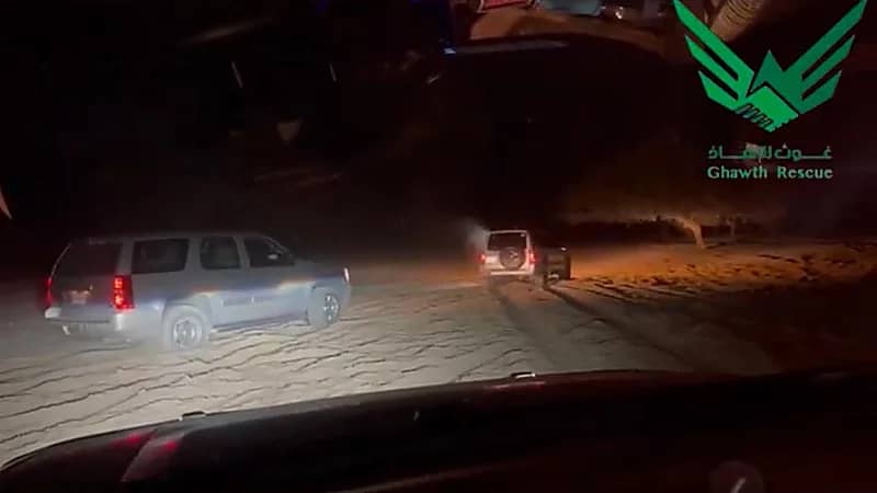 إنقاذ سيارة عالقة في الرمال بخميس مشيط .. فيديو