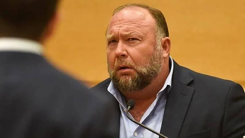 محكمة تقضي بتغريم إعلامي شهير مليار دولار