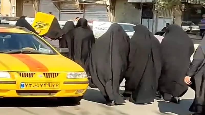 بالفيديو.. "الملالي" يستغل الحجيات في مسيرات مشبوهة