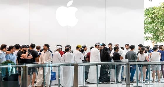 بالصور| متاجر أبل بالإمارات تشهد زحامًا شديد بعد إطلاق " آي فون إكس "