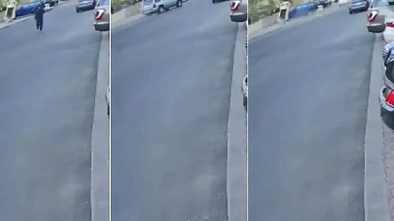 بالفيديو .. سيارة تدهس "طبيب" بطريقة مروعة