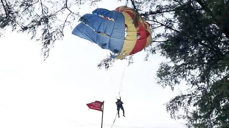 شجرة تحتجز باراشوت يحمل سائح سعودي