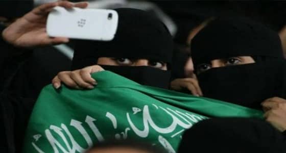 " الشعب يرحب دخول النساء للملاعب " يتصدر تويتر..ومغردون: "وقرن في بيوتكن"